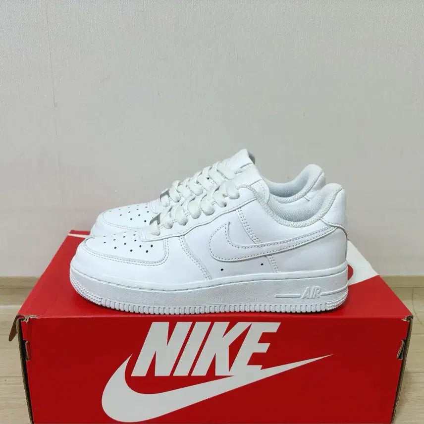 [BUNJANG] Nike Air Force 1 '07 White Sneakers (225mm) / [225] W 나이키 에어포스 1 07 화이트 운동화