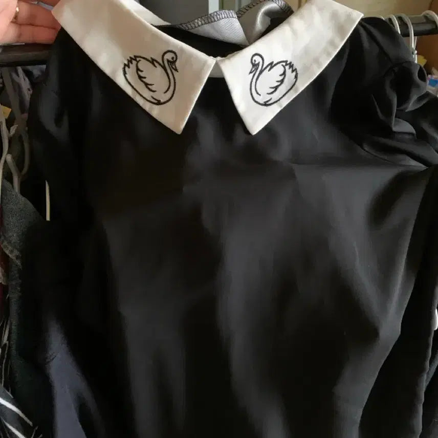 [BUNJANG] Black Swan Embroidered Shirt / 블랙 스완 자수 셔츠
