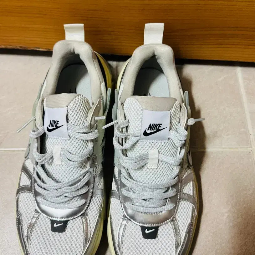 [BUNJANG] Nike V2K Run Summit White Metallic Silver Shoes / 나이키 v2k 서밋화이트 런 메탈릭 실버 280(us W11 M9.5)