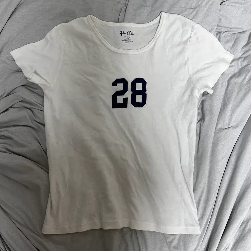 [BUNJANG] Brandy Melville "28" Graphic T-Shirt / 브랜디멜빌 반팔 28 숫자티
