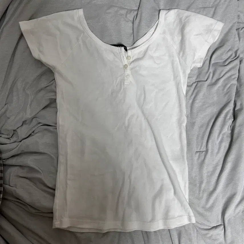 [BUNJANG] Brandy Melville White Henly Neck Short Sleeve T-Shirt / 브랜디멜빌 화이트 헨리넥 반팔