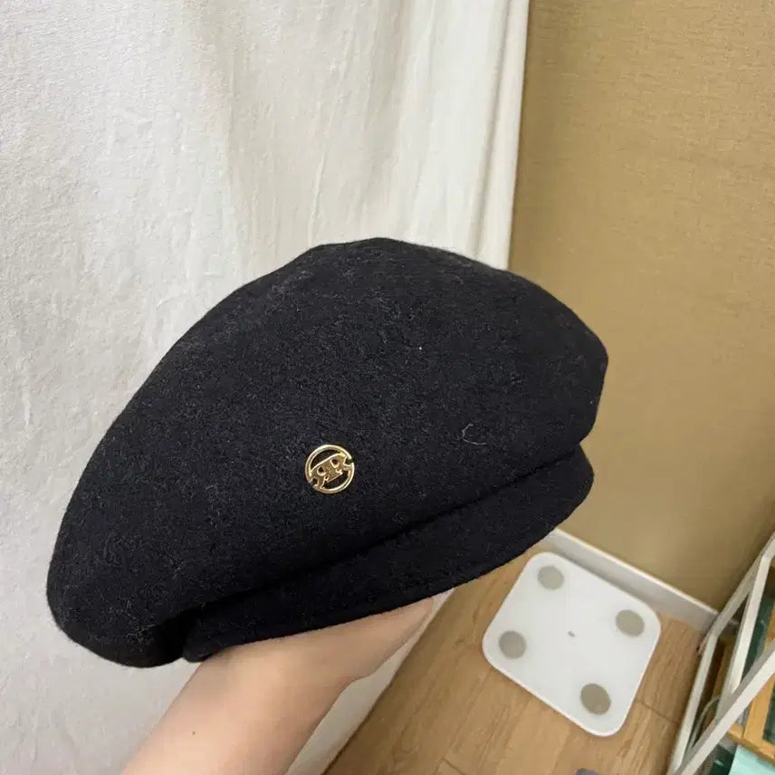 [BUNJANG] Black Wool Beret with Gold Accent / 블랙 울 베레모