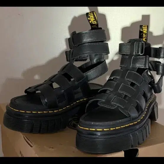 [BUNJANG] Dr. Martens Black Leather Sandals / 닥터마틴 샌들 블랙