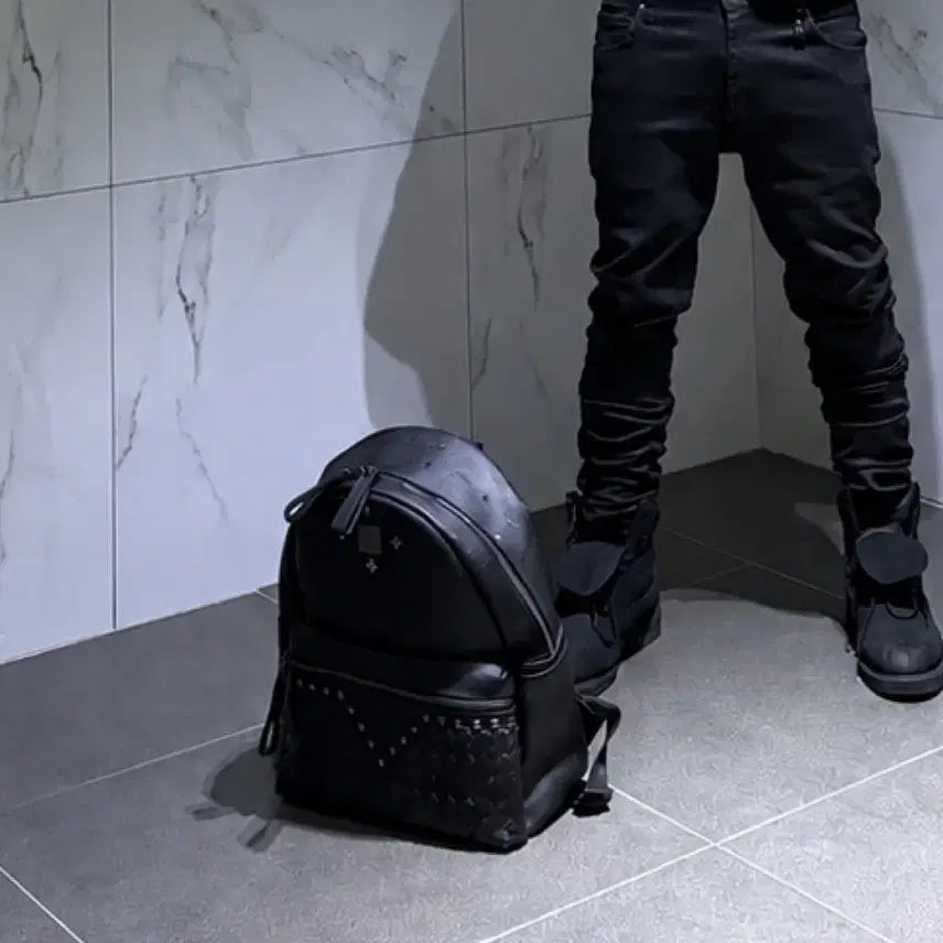 [BUNJANG] MCM Signature Logo Black Studded Backpack / (정품) MCM 시그니처 로고 블랙 스터드 백팩 판매 합니다.