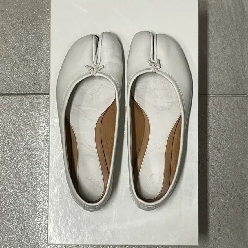 [BUNJANG] Maison Margiela Tabi Flat Shoes - White (Size 36) / 마르지엘라 타비 플랫 36