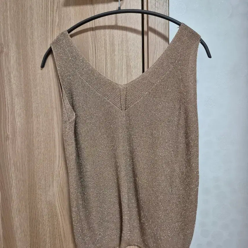 [BUNJANG] Glitter V-Neck Sleeveless Summer Knit (Gold) / 글리터 브이넥 민소매 여름 니트 (골드)