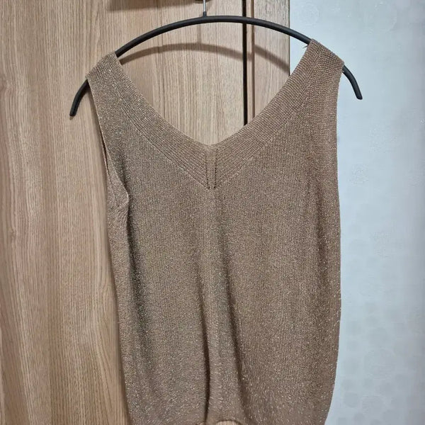 [BUNJANG] Glitter V-Neck Sleeveless Summer Knit (Gold) / 글리터 브이넥 민소매 여름 니트 (골드)