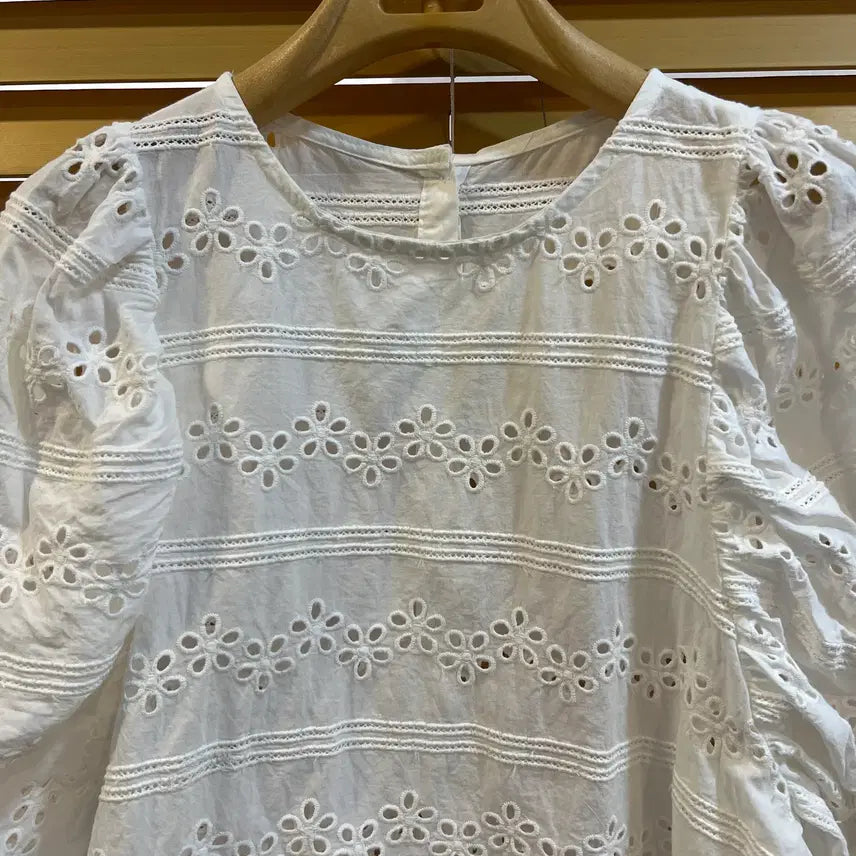 [BUNJANG] Nudy Mellow Ivory Punching Blouse / 누디멜로우 NUDYMELLOW여성아이보리펀칭블라우스