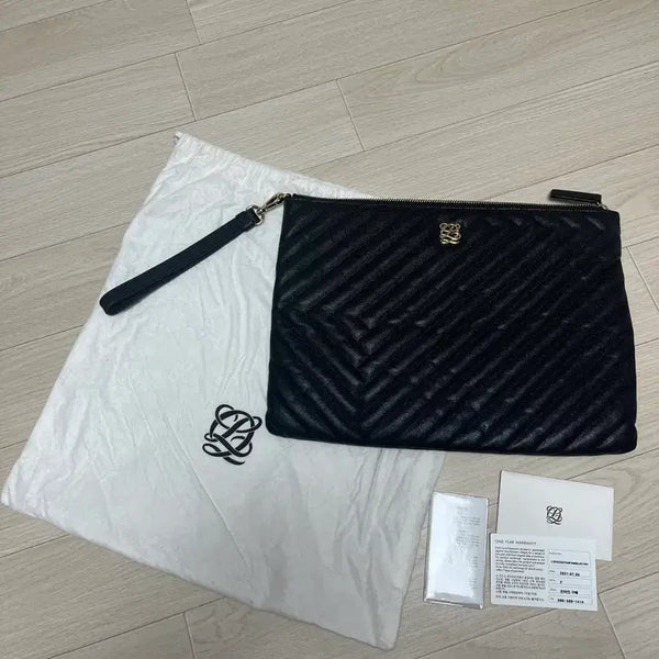 [BUNJANG] Louis Quatorze Black Quilted Clutch Bag / 루이까또즈 블랙 퀼팅 클러치백