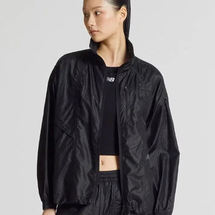 [BUNJANG] New Balance Women's 204 Lightweight Woven Jacket Black / 뉴발란스 우먼 204 경량 우븐 자켓 블랙
