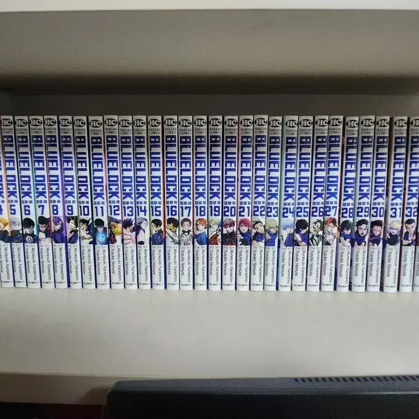 [BUNJANG] Blue Lock Complete Set (Volumes 1-35) + Character Book / 블루록 만화책 전권 세트 (1-35권)+캐릭터북