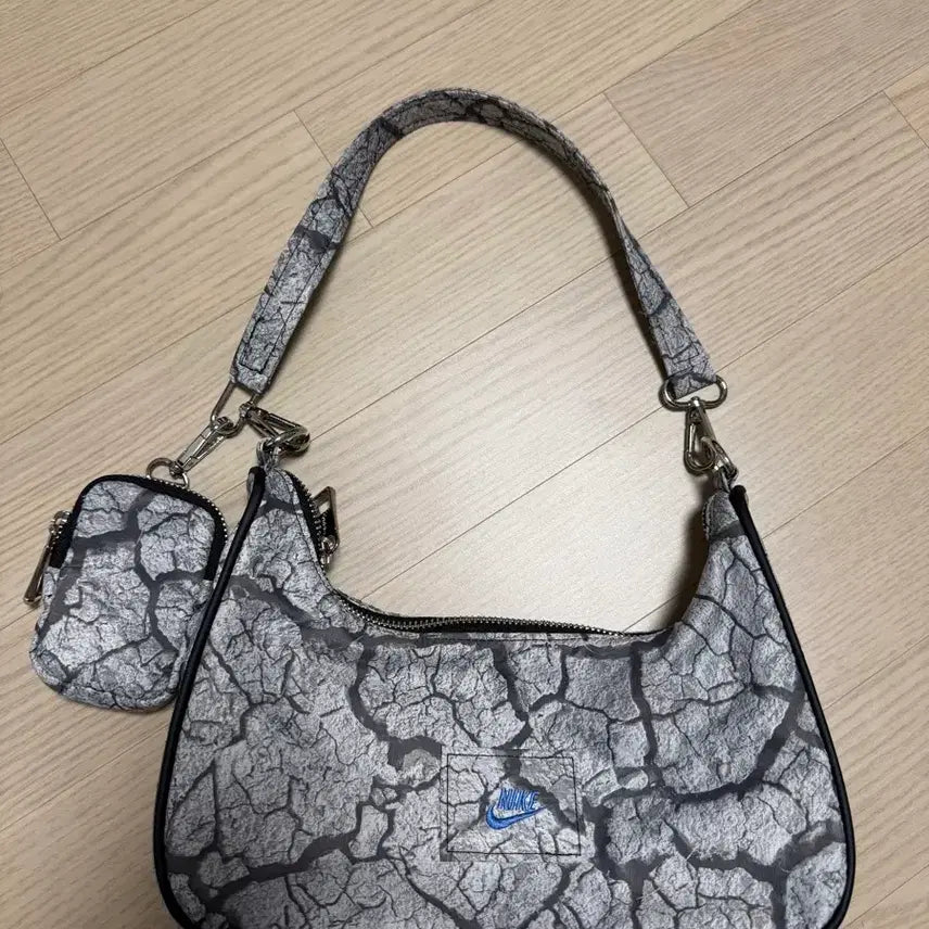 [BUNJANG] Nike Upcycled Hobo Bag with Coin Pouch / 나이키 호보백 업사이클링가방 나이키 업사이클가방