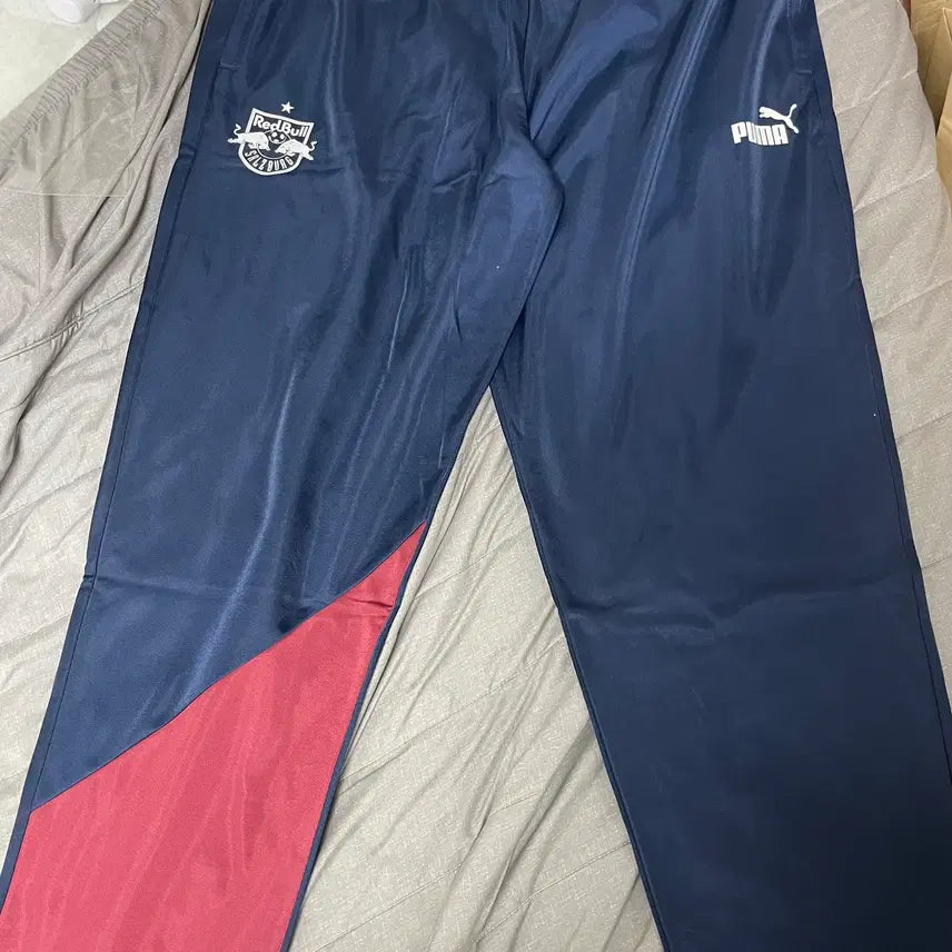 [BUNJANG] Puma RB Salzburg 24-25 Track Pants (XL, New) / ( 새상품 / 해외 XL ) 24-25 퓨마 잘츠부르크 트랙 팬츠 판매