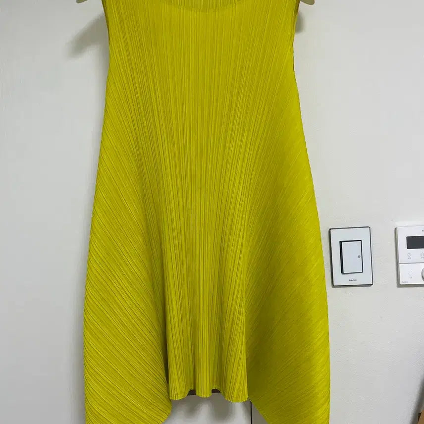 [BUNJANG] Pleats Please Sleeveless Yellow T-Shirt / 플리츠 플리즈 민소매 노랑