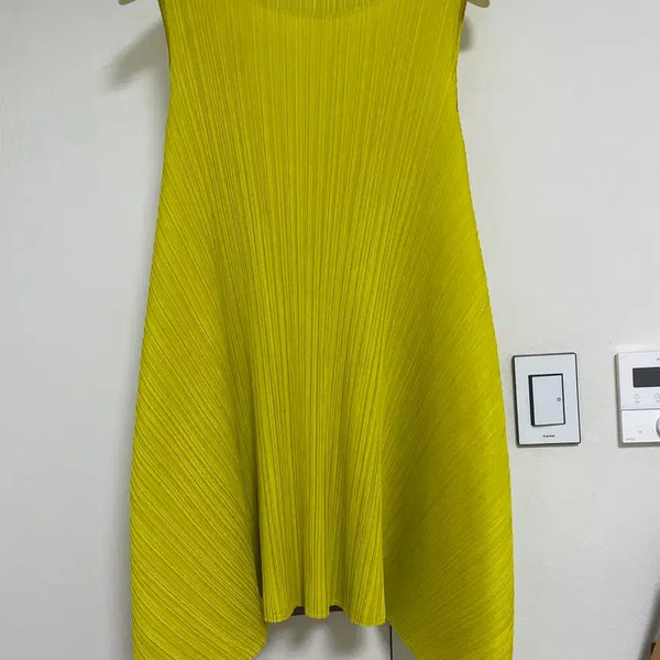 [BUNJANG] Pleats Please Sleeveless Yellow T-Shirt / 플리츠 플리즈 민소매 노랑