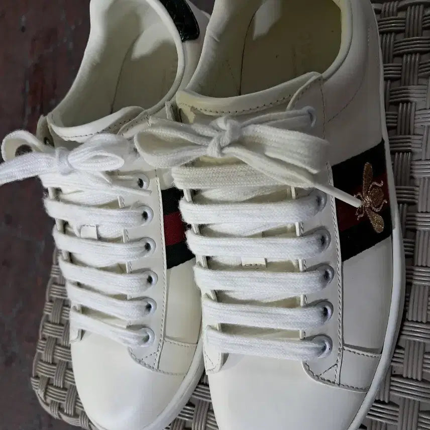 [BUNJANG] Gucci Bee Detail White Sneakers / 구찌 스니커즈 꿀벌 디테일 화이트 235