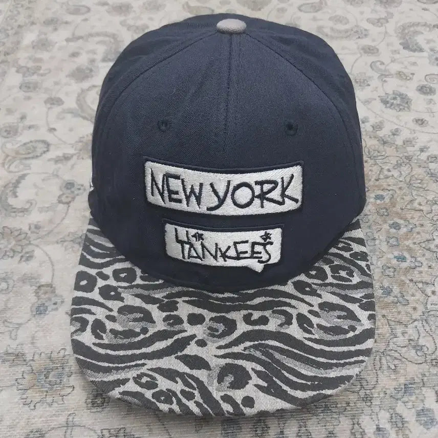 [BUNJANG] MLB New York Yankees Leopard Pattern Snapback Hat / MLB 뉴욕 양키스 레오파드 패턴 스냅백 F
