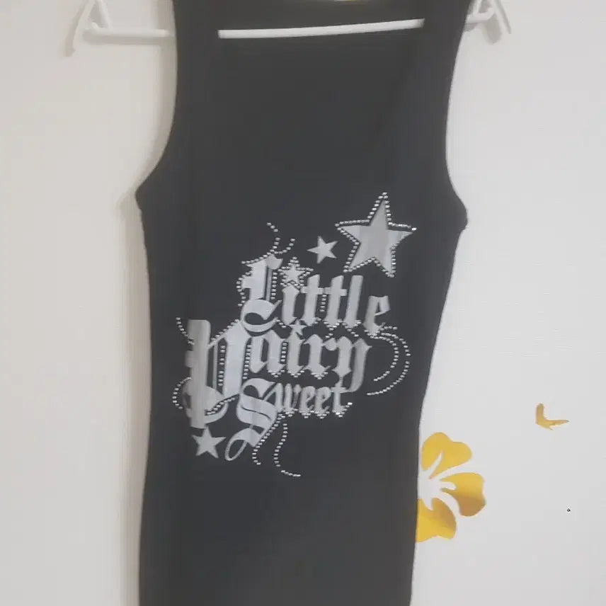 [BUNJANG] Black Sleeveless T-Shirt with Star Studs / 블랙 민소매 티셔츠 별 스터드 장식(55)