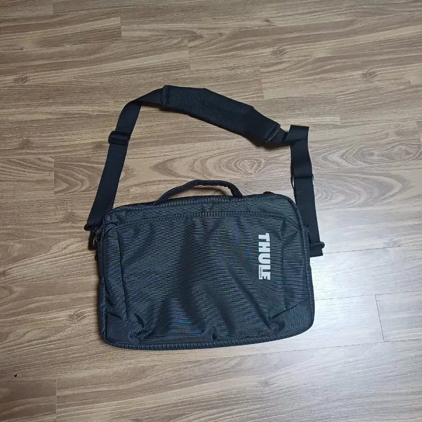 [BUNJANG] Thule 15-inch Laptop Crossbody Bag 40*28 / 툴레 크로스백 15인치노트북40*28. 상태최상