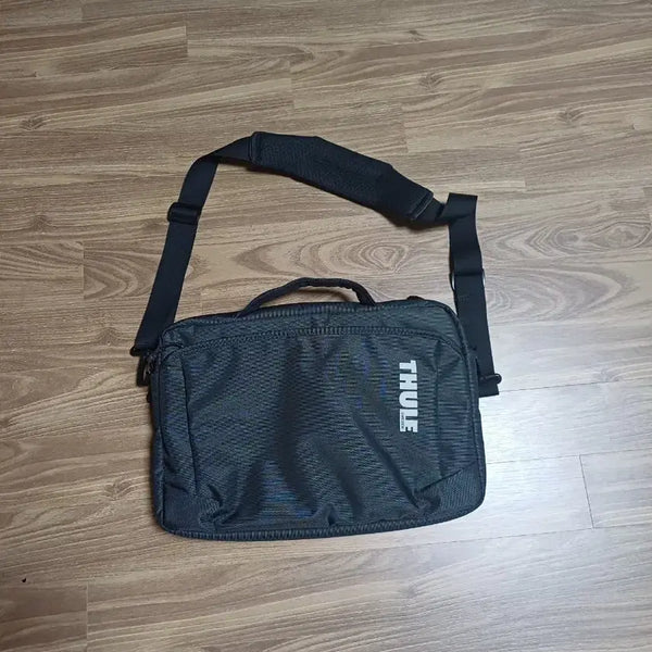 [BUNJANG] Thule 15-inch Laptop Crossbody Bag 40*28 / 툴레 크로스백 15인치노트북40*28. 상태최상