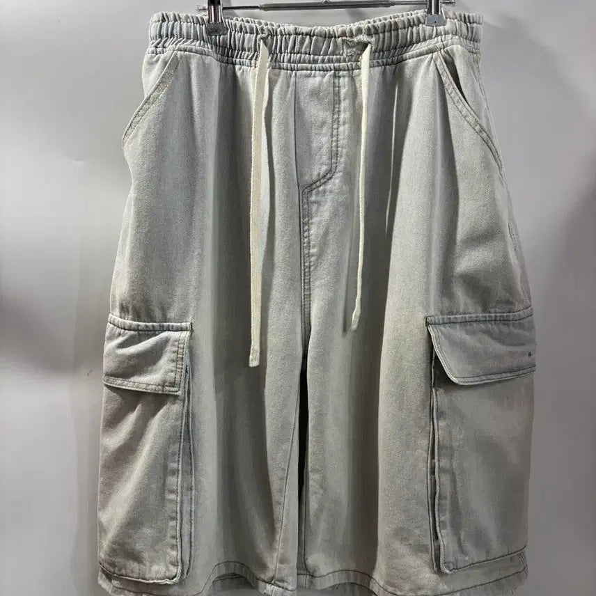 [BUNJANG] Wide Cargo Denim Bermuda Shorts (Light Blue) / [FREE] 와이드 카고 데님 버뮤다팬츠 연청 밴딩 반바지 1.8