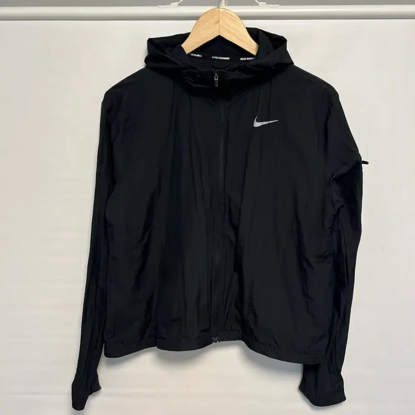 [BUNJANG] Nike Swoosh Running Lightweight Windbreaker (Women's M) / [정품/우먼스M] 나이키 스우시 런닝 블랙 경량 바람막이