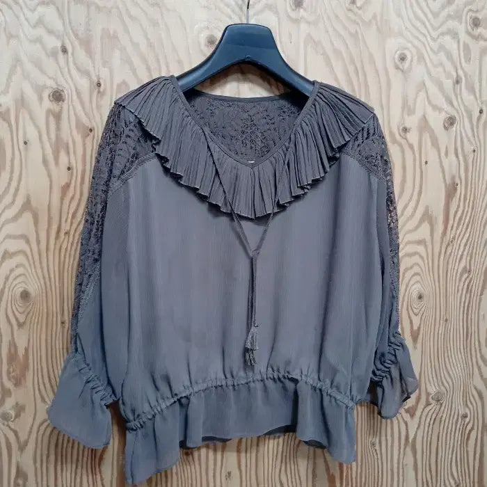 [BUNJANG] Merhen V-Neck Lace Frill Blouse / 메르헨 브이넥 레이스 프릴 블라우스