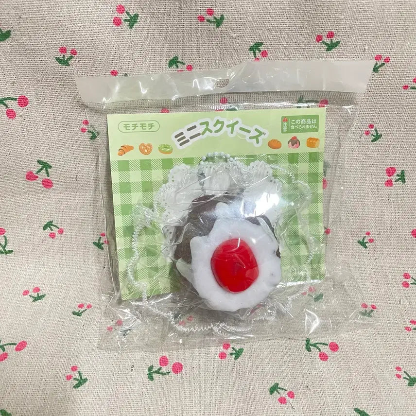 [BUNJANG] Mochimochi Mini Squeeze Cherry Choco Cake / 모찌모찌 미니 스퀴즈 체리 초코케이크