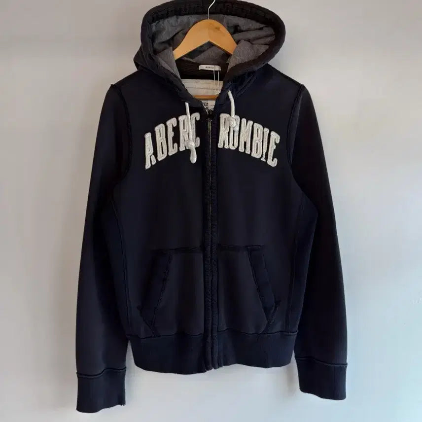 [BUNJANG] Abercrombie Loose Fit '00s Embroidered Patch Logo Navy Hoodie Zip-Up / 아베크롬비 루즈핏 00s 자수 패치로고 네이비 후드집업