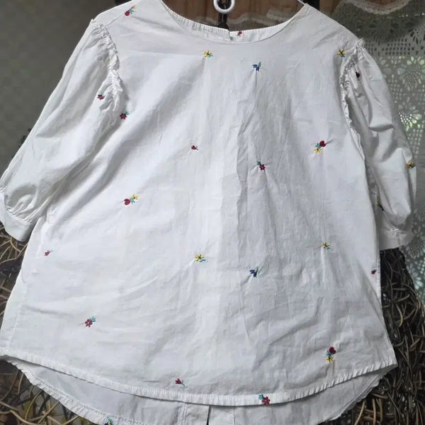 [BUNJANG] White Floral Embroidery Blouse with Frill Detail / 흰색 꽃 자수 블라우스