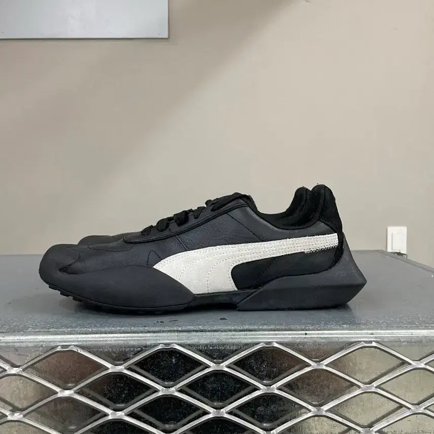 [BUNJANG] Puma Baderun Clean Black White Sneakers / 푸마 베이더런 클린 블랙 화이트 285