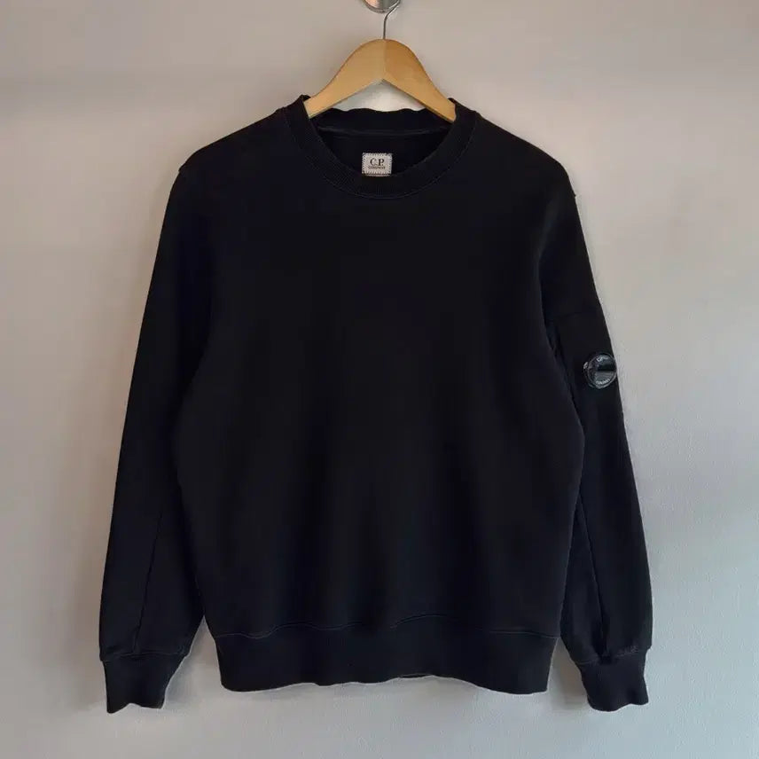 [BUNJANG] CP Company Rouge Fit Goggle Badge Black Sweatshirt / CP컴퍼니 루즈핏 렌즈와펜 블랙 스웻 맨투맨