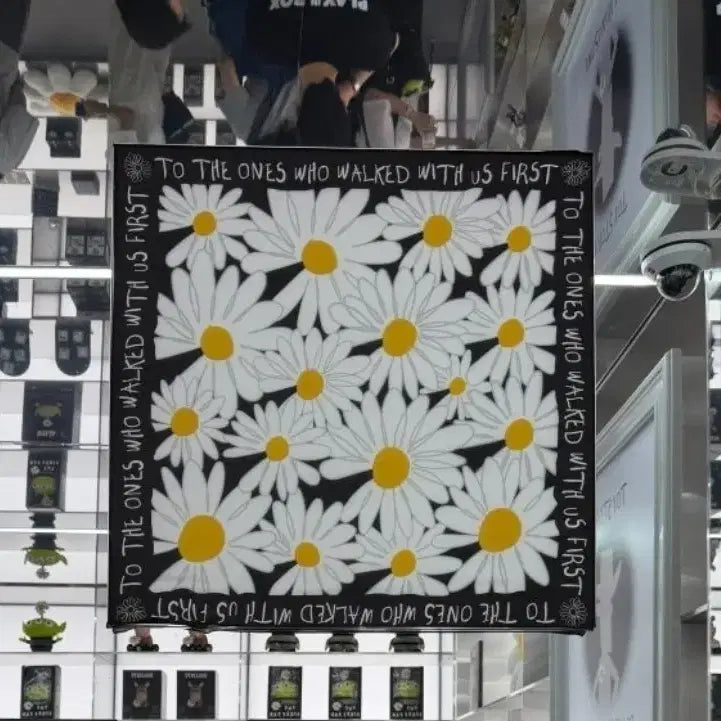 [BUNJANG] CASETiFY x PEACEMINUSONE Silk Scarf (Sealed) / 케이스티파이 피스마이너스원  실크스카프. 미개봉