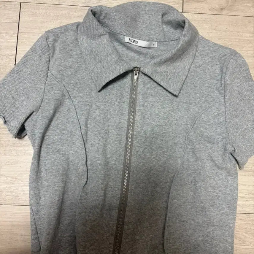 [BUNJANG] MIXXO Collar Short Sleeve Zip-up (Grey, Free Size) / [새상품] 미쏘 카라 반팔 집업 (그레이F)