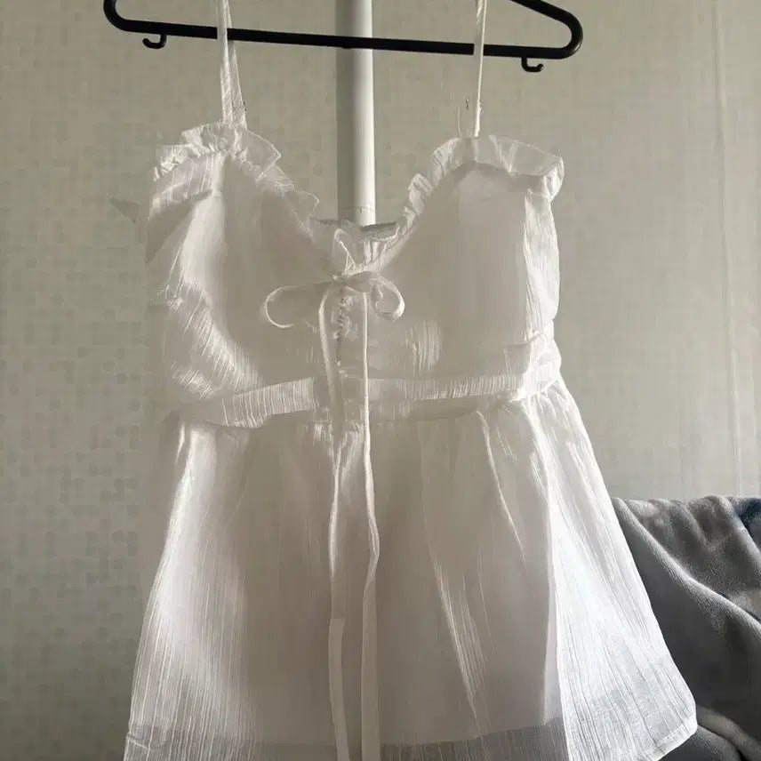 [BUNJANG] Lace Ribbon Frill Sleeveless Top / 레이스 리본 프릴 나시 슬리브리스 민소매