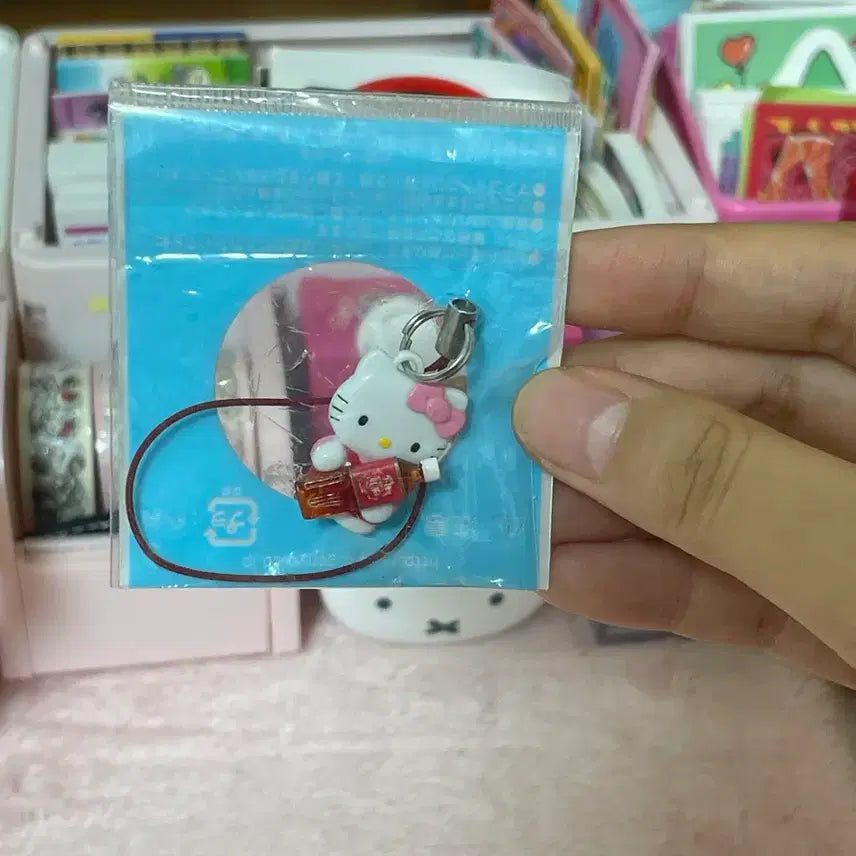 [BUNJANG] Hello Kitty "Cola Bottle" Charm / 키티 키링