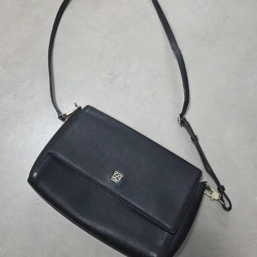 [BUNJANG] Louis Quatorze Black Leather Crossbody Bag / 루이까또즈 블랙 크로스백