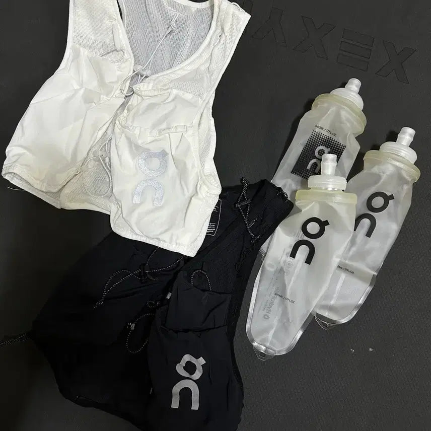 [BUNJANG] OnRunning Running Vest Black White Bundle Set / 온러닝 러닝베스트 두개 일괄 판매