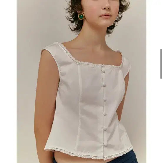 [BUNJANG] Overdue Flare Lace Sleeveless Blouse / 오버듀플레어 레이스 슬리브리스 블라우스