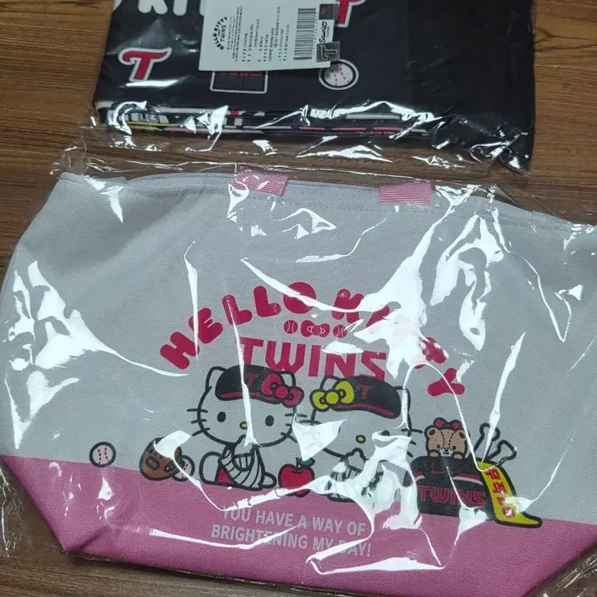 [BUNJANG] LG Twins x Hello Kitty Collaboration Insulated Bag & Muffler Bundle Set / LG트윈스x헬로키티 콜라보 보냉백 머플러 일괄