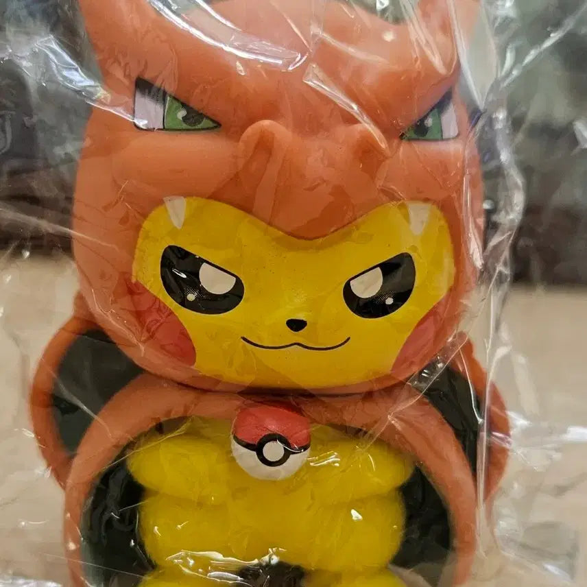 [BUNJANG] Pokemon Pikachu & Charizard Costume Figure / 포켓몬스터 피카츄 리자몽 코스튬 피규어