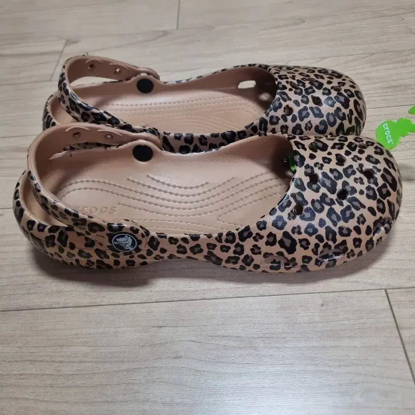 [BUNJANG] Crocs Ballet Leopard Print Shoes W7 / 크록스 발레 호피 무늬 230