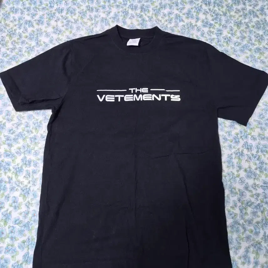 [BUNJANG] VETEMENTS Logo Short Sleeve T-Shirt Black / 베트멍 로고 반팔 티셔츠 블랙 팔아요