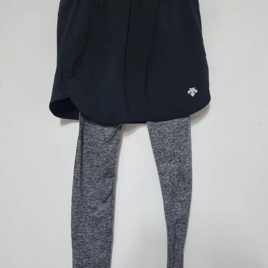 [BUNJANG] Descente Women's Skirt & Leggings Set - Black / 데상트 여성 스커트 레깅스 세트 블랙23