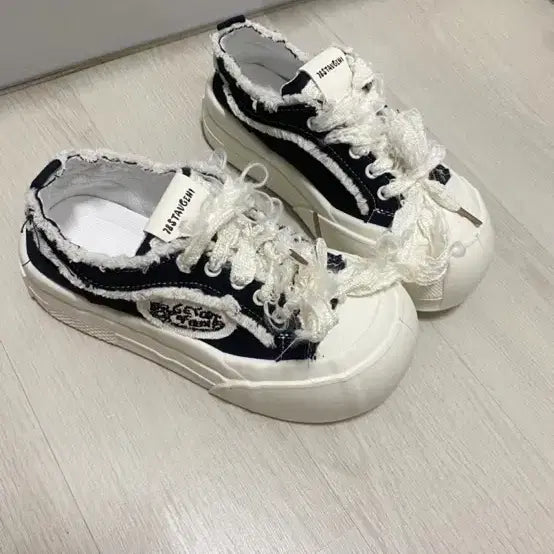 [BUNJANG] R.LLR AI FUTURE Black Fur Sneakers / 컨버스 캔버스 스니커즈 블랙/화이트