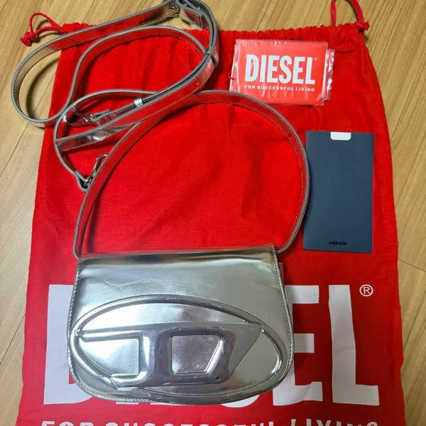 [BUNJANG] Diesel 1DR Shoulder Bag in Mirrored Leather Silver / 디젤 실버백 1DR 숄더백 인 미러드 레더 실버