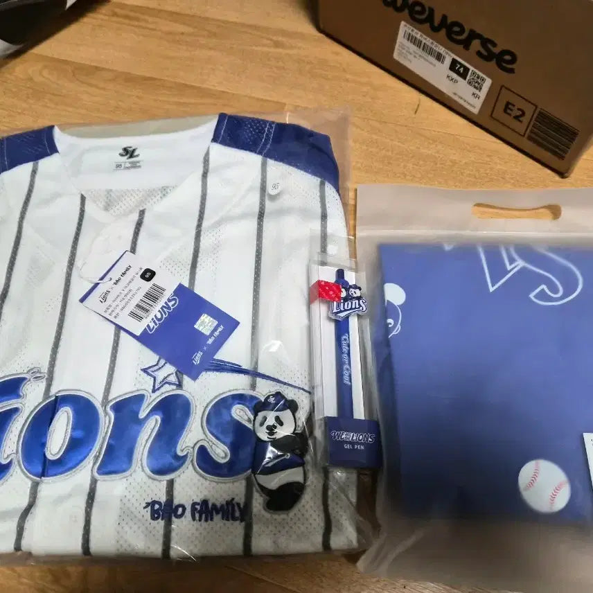 [BUNJANG] Samsung Lions Bao Family Bundle Set Baseball Uniform & Raincoat / SL 삼성 라이온즈&바오패밀리 굿즈 일괄