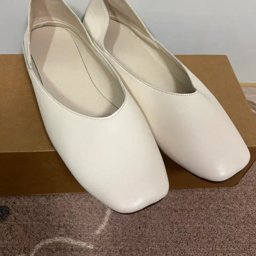 [BUNJANG] Handmade Ivory Flat Shoes (Size 260) / 아이보리 수제화 플랫슈즈 260