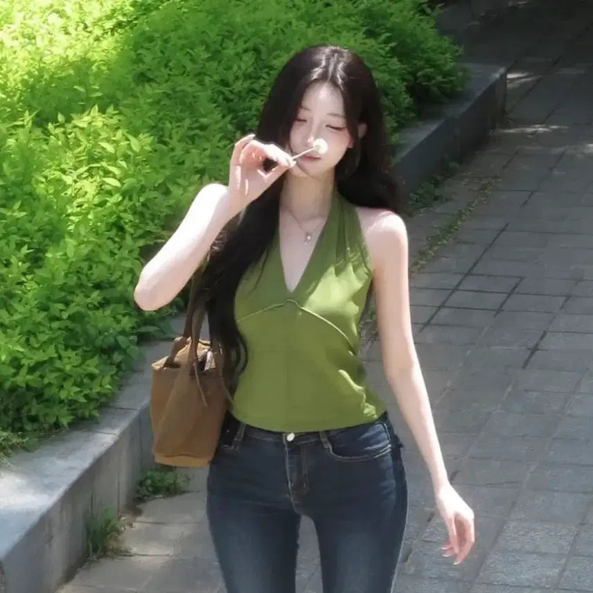 [BUNJANG] Halterneck Sleeveless Top - Olive / 에이블리 음영 브이 볼드 홀터넥 슬리브리스 올리브