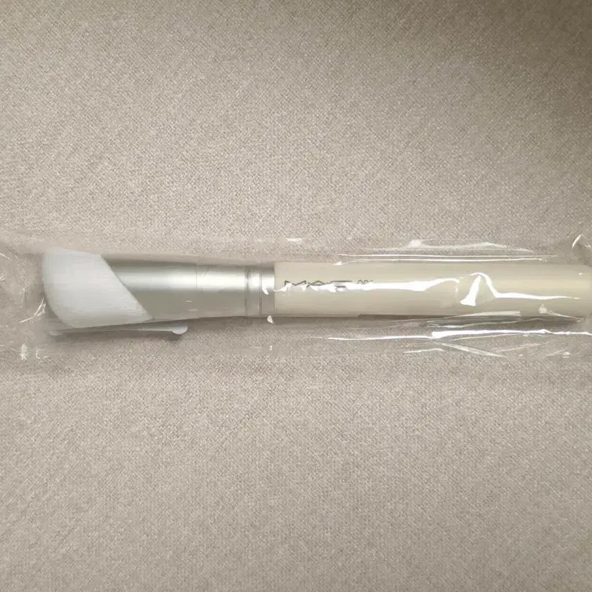 [BUNJANG] MAC Hyper Real Moisturizer Brush 001 (Sealed) with Free Hair Clip / (미개봉+사은품) MAC 맥 하이퍼 리얼 001 모이스처라이저 브러시